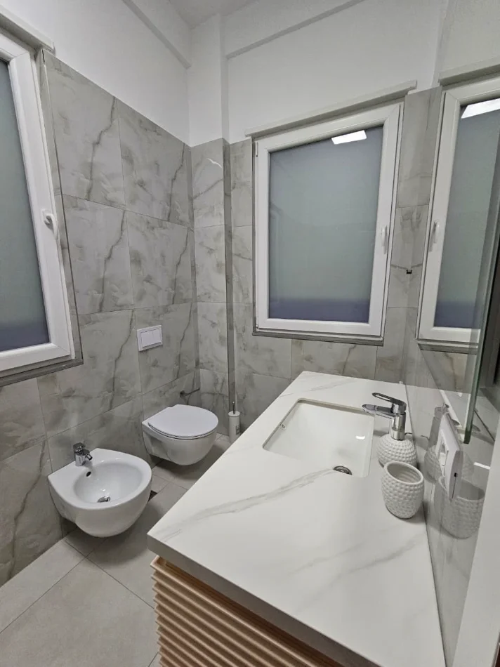Tirane, jepet me qera Vile 3 Katshe , 240 m² 2.500 € (TEG)