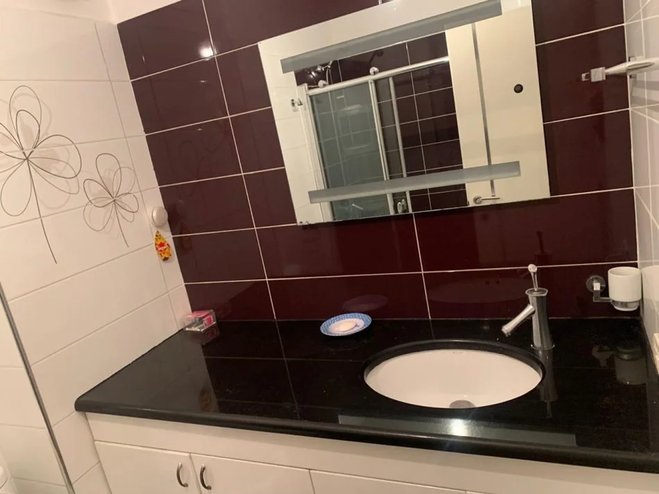 Tirane, jepet me qera apartament 2+1+Ballkon Kati 2, 140 m² 650 € (Laprake)