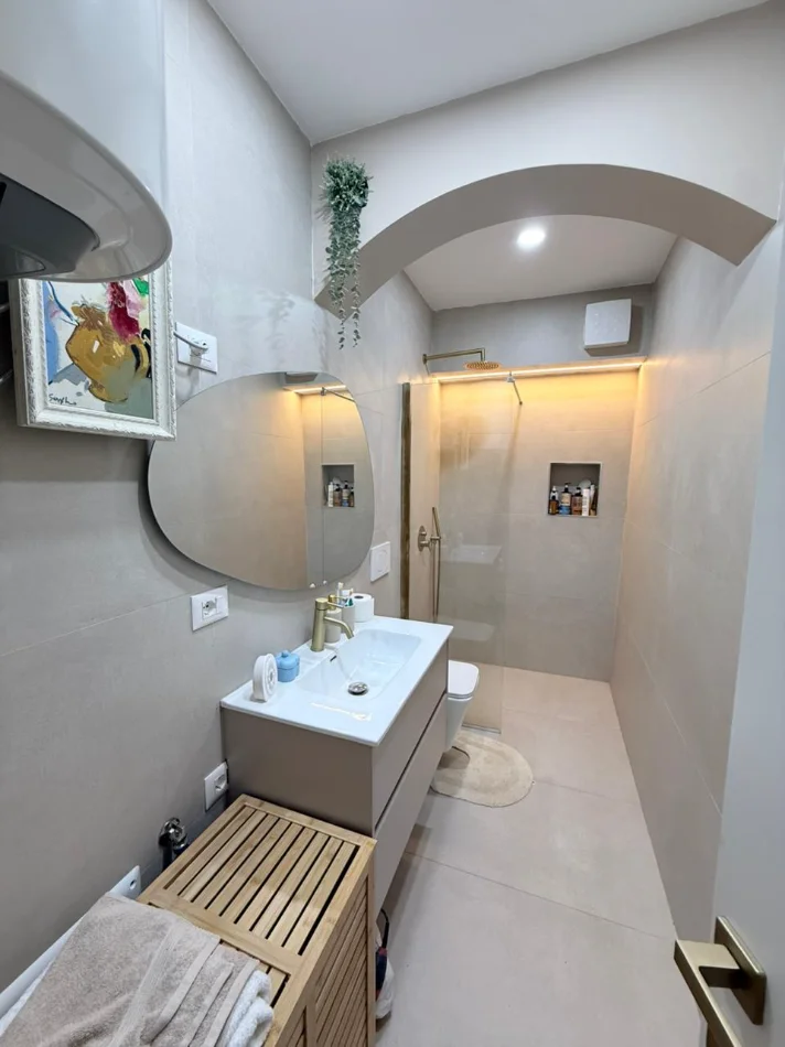 Tirane, shes apartament 2+1+Ballkon Kati 3, 70 m² 250.000 € (Pallatet Agimi Ish-Blloku)