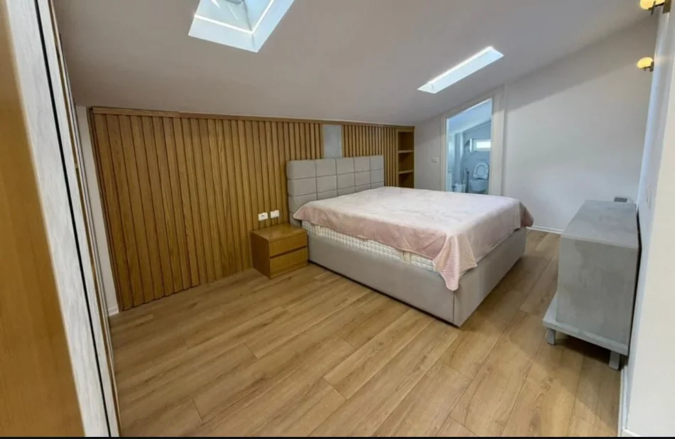 Tirane, jepet me qera apartament 1+1 Kati 3, 200 m² 1.500 € (Teg)