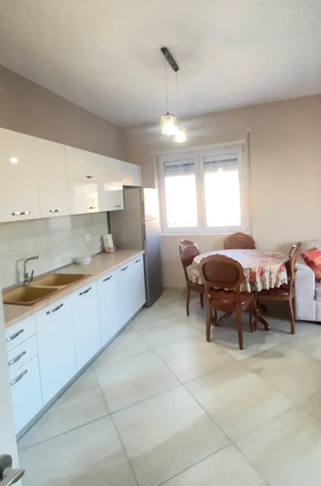 Tirane, jepet me qera apartament 2+1 Kati 2, 95 m² 600 € (Rruga e Dibres)