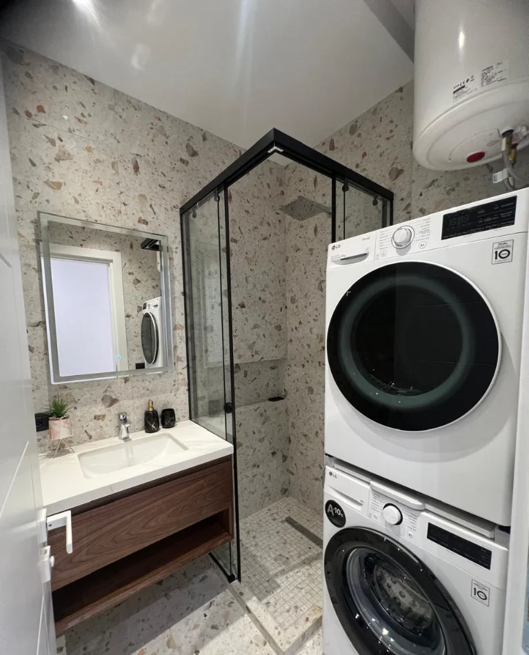 Tirane, jepet me qera apartament 2+1 Kati 1, 85 m² 1.000 € (Rruga Xhanfize Keko)