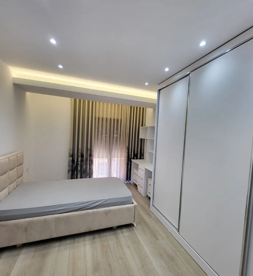 Tirane, jepet me qera apartament 2+1+Ballkon , 120 m² 1.000 € 