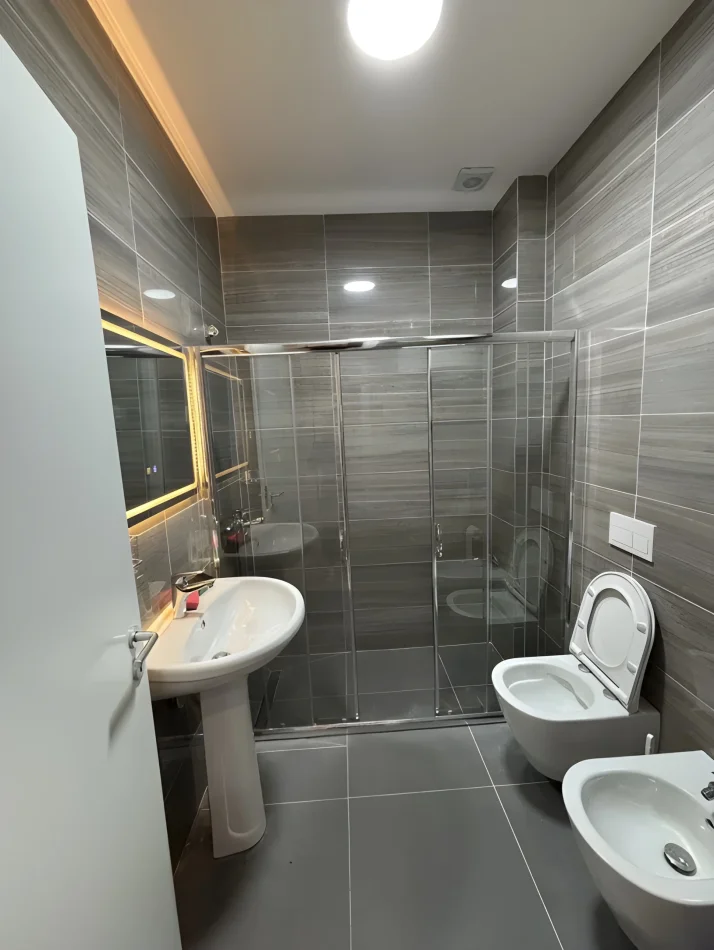 Tirane, jepet me qera apartament 1+1+Ballkon Kati 1, 62 m² 550 € (Kopshti Botanik)