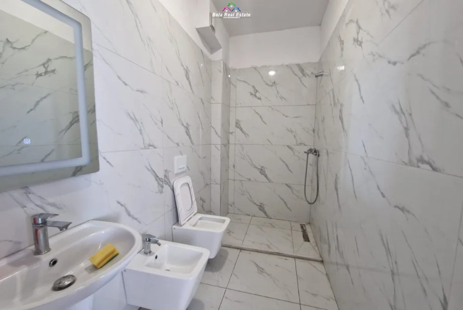 Tirane, jepet me qera apartament 2+1 Kati 7, 100 m² 500 € (Rruga Azem Galica)