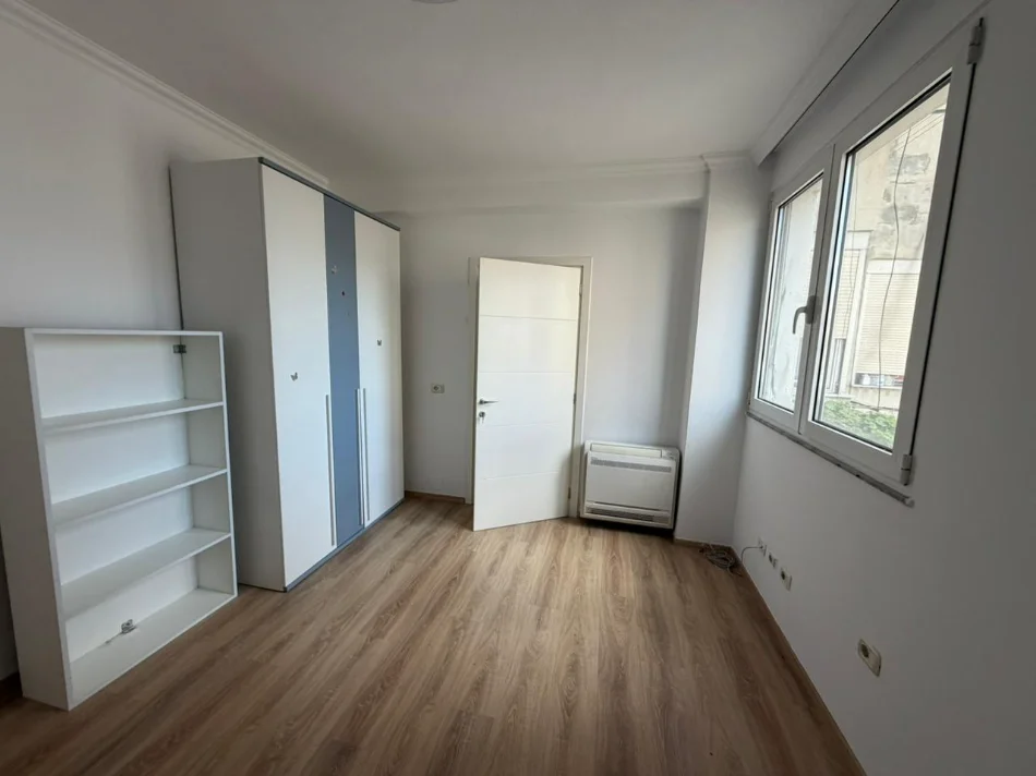 Tirane, jepet me qera apartament 3+1+Ballkon Kati 4, 120 m² 1.200 € (9 Kateshet)