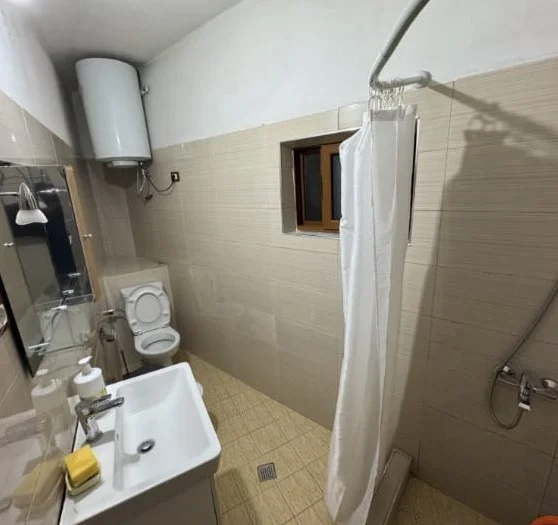 Tirane, jepet me qera apartament 2+1+Ballkon Kati 2, 120 m² 450 € (afer Venue Club)