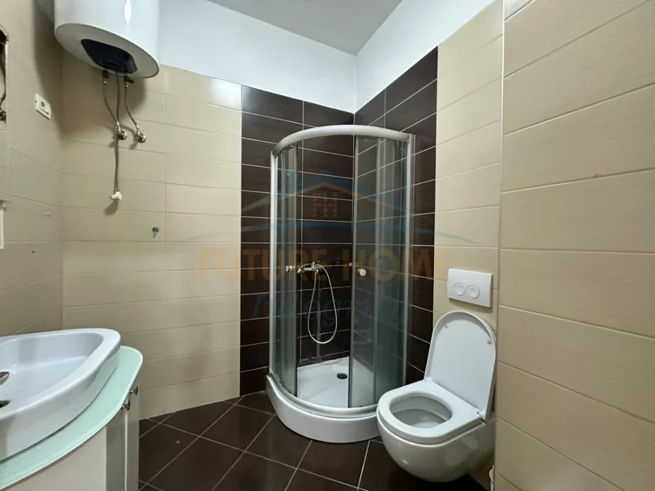 KOMUNA PARISIT, JEPET 2+1 ME PARKIM PER QERA, 750 EURO NE MUAJ