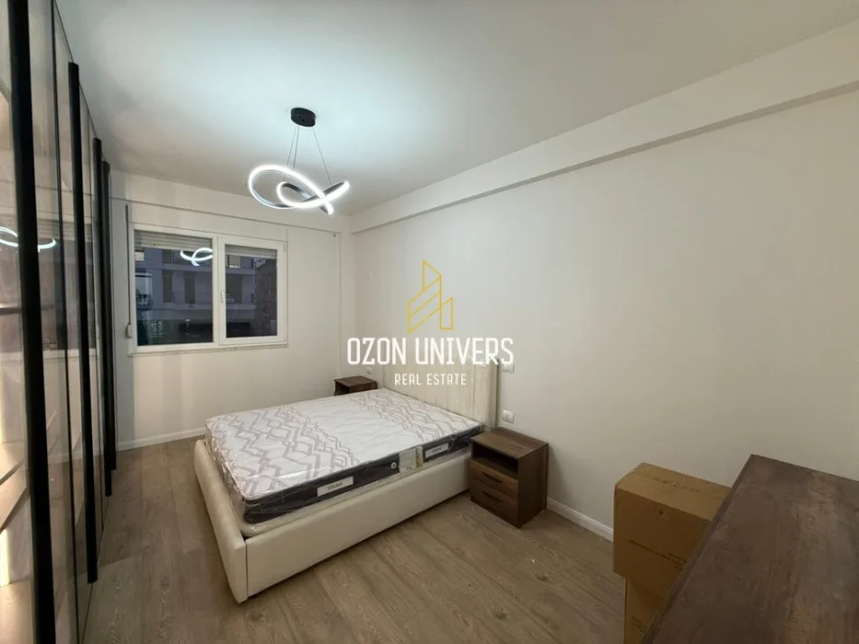 Tirane, jepet me qera apartament 1+1+Ballkon Kati 1, 67 m² 800 € (Komuna e Parisit)