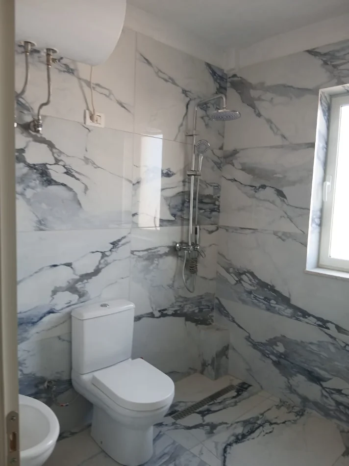 Tirane, jepet me qera apartament 1+1+Ballkon , 65 m² 450 € (Medreseja)