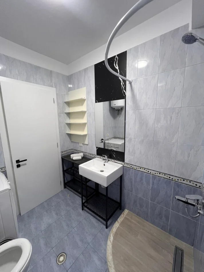 Tirane, jepet me qera apartament 1+1 , 67 m² 750 € (Liqeni i Thatë)