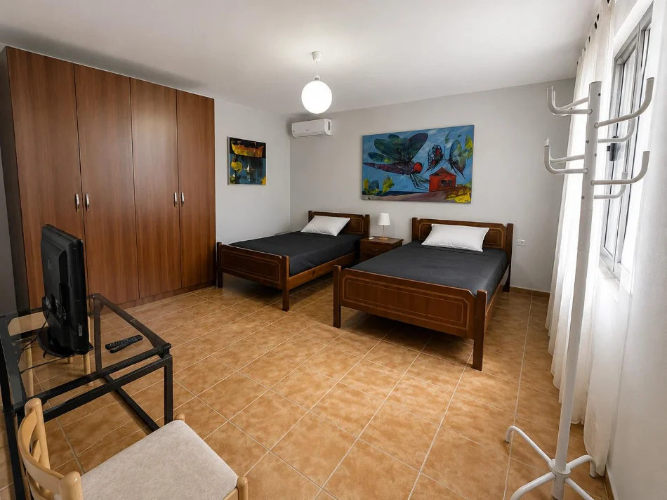 Tirane, jepet me qera 2+1+Ballkon , 159 m² 550 € (Rruga Naum Veqilharxhi, pranë Venue Bar)