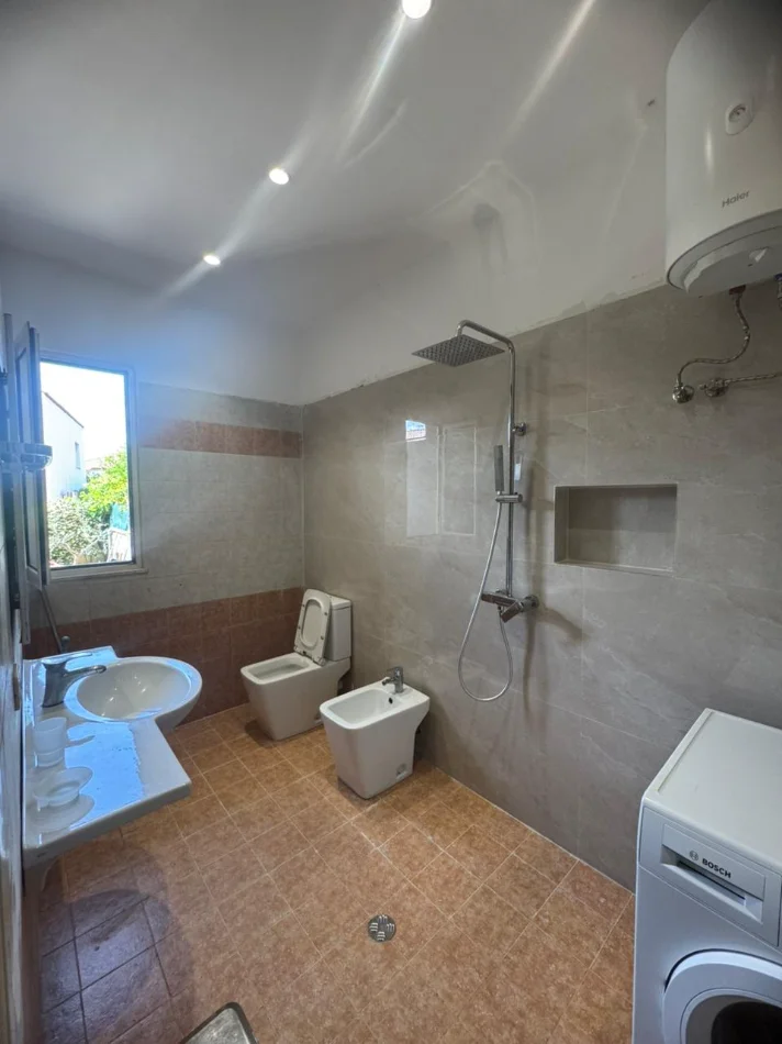 Tirane, jepet me qera apartament 1+1+Ballkon , 60 m² 400 € (Selite e Vogel ( afer uni Marin Barleti))