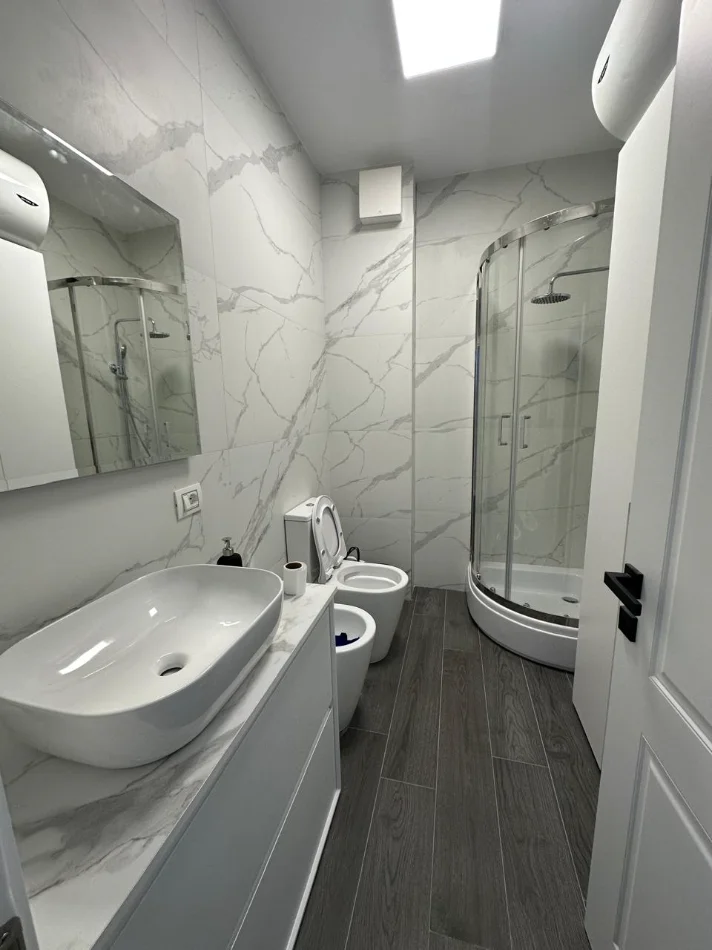 Tirane, jepet me qera apartament 2+1+Ballkon Kati 5, 80 m² 800 € (Ish Stacioni i Treni/Kompleksi Usluga)