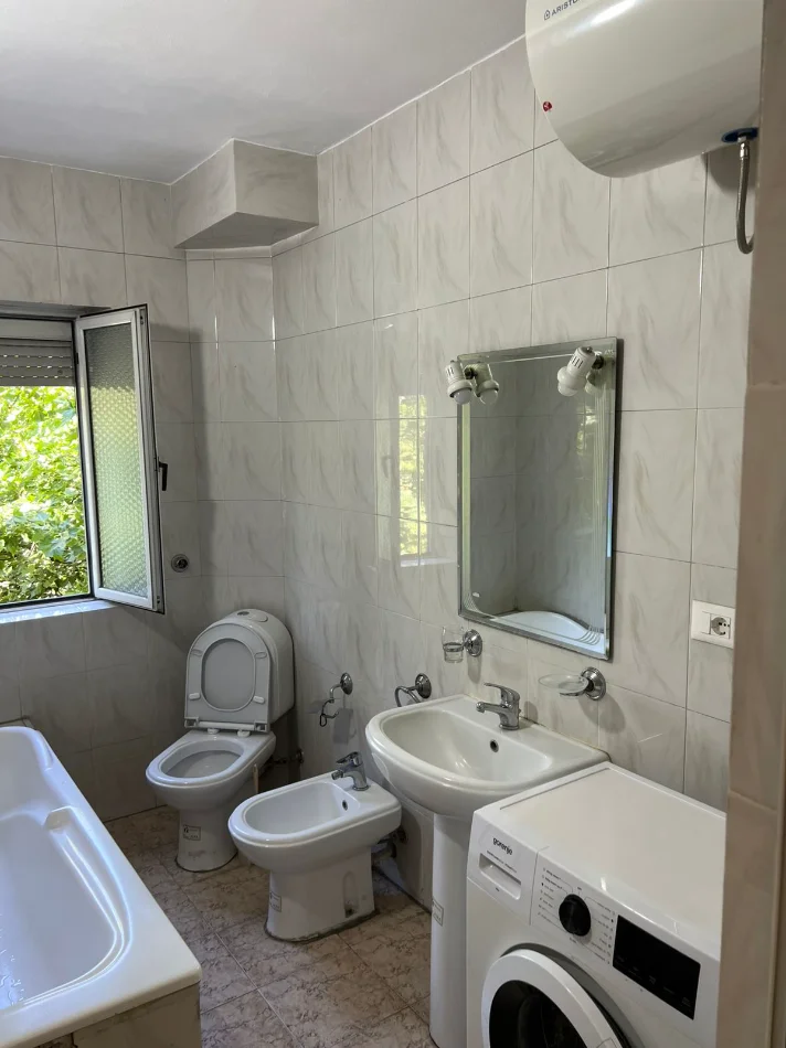 Tirane, jepet me qera apartament 1+1+Ballkon Kati 4, 68 m² 550 € (Ministria e Jashtme)