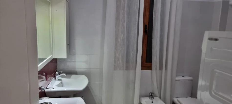 Tirane, jepet me qera Vile 3+1+Ballkon Kati 2, 100 m² 550 € (Sauk)