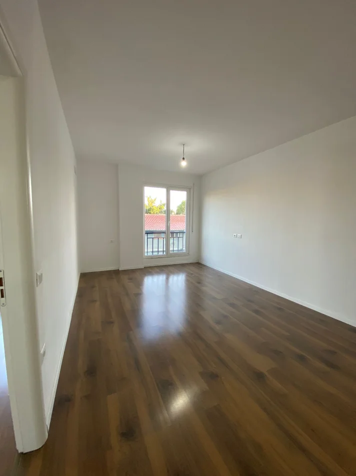 Tirane, jepet me qera apartament 1+1+Ballkon Kati 3, 68 m² 450 € (Rruga e Dibres/Ministria e Mbrojtjes)