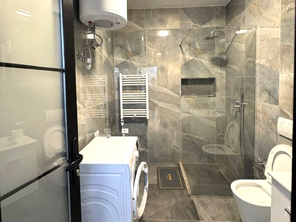 Tirane, jepet me qera apartament 1+1 Kati 2, 100 m² 650 € 