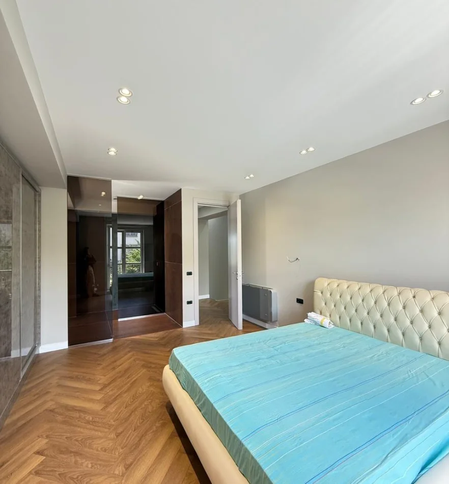 Tirane, jepet me qera Vile 4+1 , 500 m² 6.000 € 
