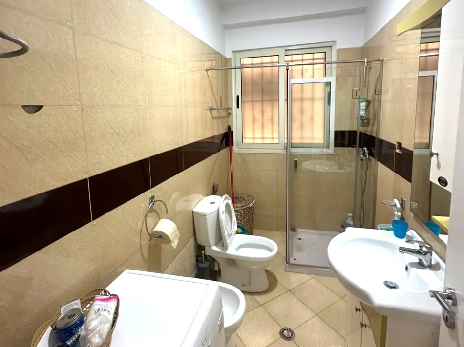 Tirane, jepet me qera apartament 2+1+Ballkon , 110 m² 550 € 