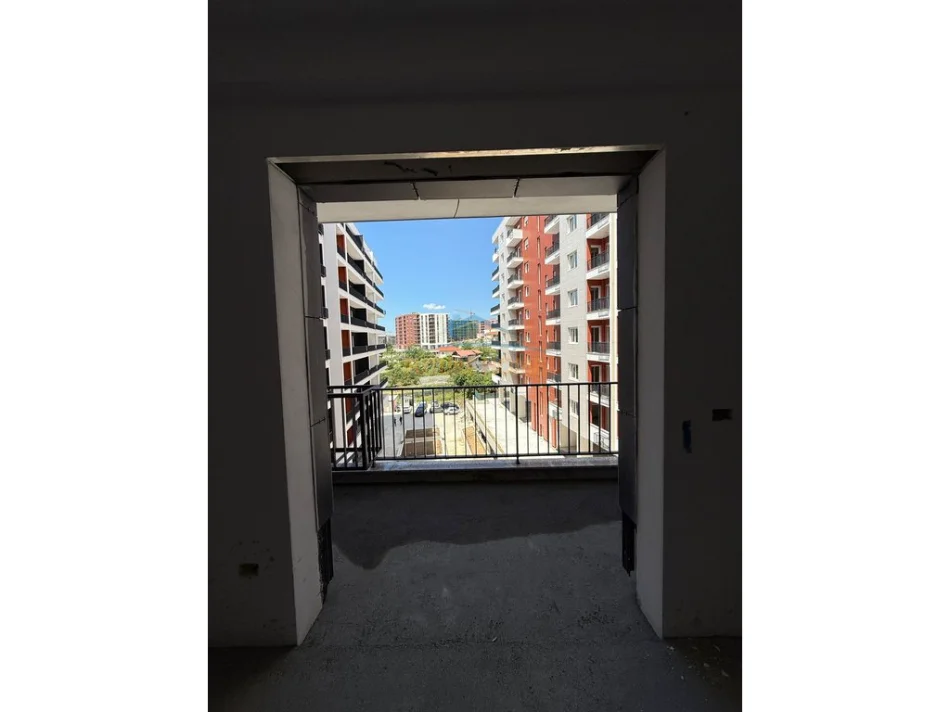 Tirane, jepet me qera apartament 1+1 Kati 5, 63 m² 800 € (Komuna e Parisit)
