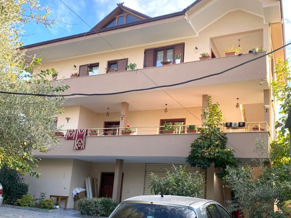 Tirane, jepet me qera Vile 2+1+Ballkon Kati 3, 145 m² 500 € (Rruga Njazi Meka)