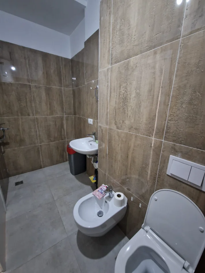 Tirane, jepet me qera apartament 2+1+Ballkon Kati 2, 103 m² 1.070 € (Garden Building, Rr. e Kavajës)