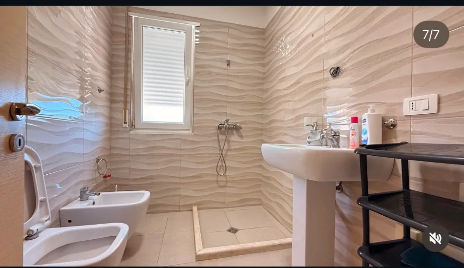 Tirane, jepet me qera apartament 2+1+Ballkon Kati 3, 98 m² 600 € (Ish Restorant Durresi)