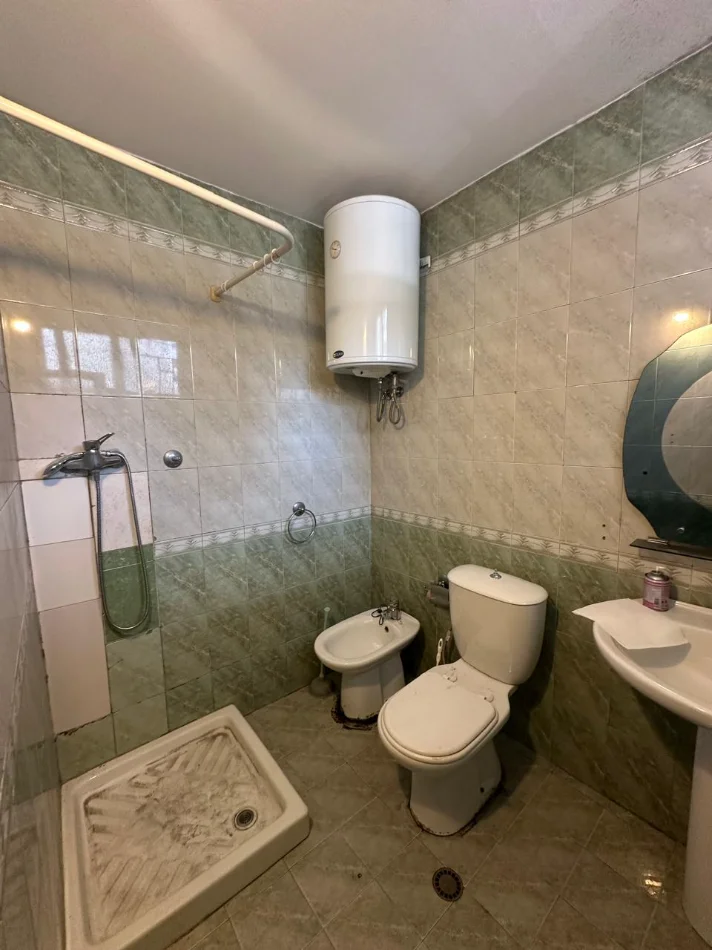 Tirane, jepet me qera apartament 1+1+Ballkon Kati 1, 60 m² 450 € (Rruga e Elbasanit)