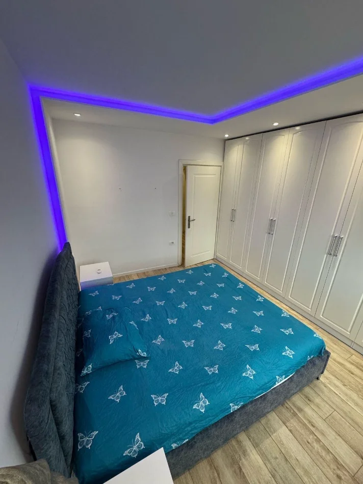 Tirane, jepet me qera apartament 1+1+Ballkon Kati 4, 64 m² 600 € (21 Dhjetori/Rr.Kongresi i Lushnjes)