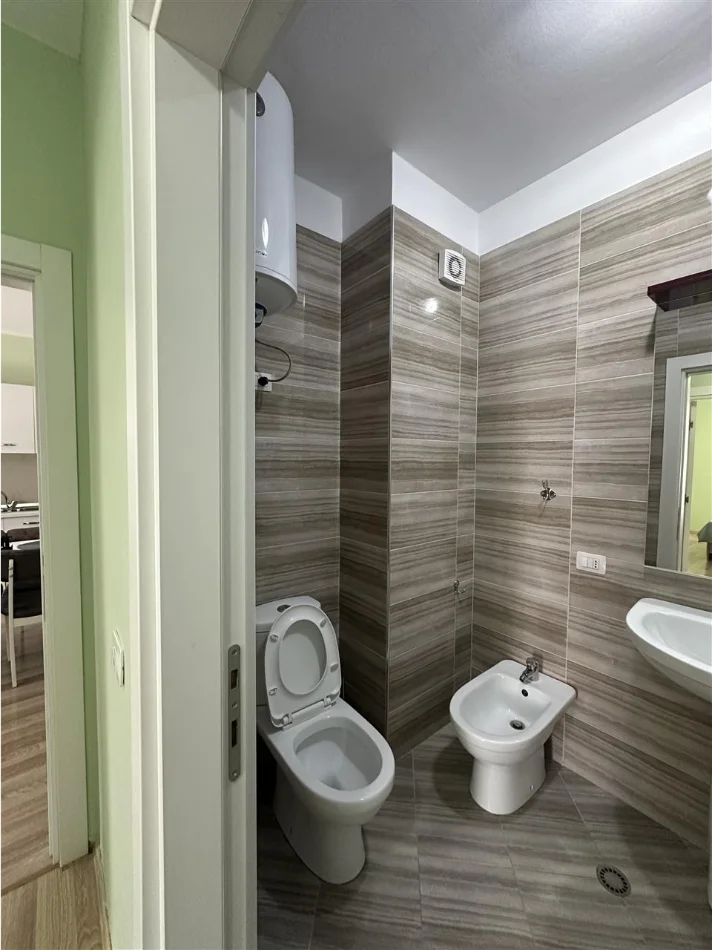 Tirane, jepet me qera 1+1 Kati 3, 66 m² 700 € 