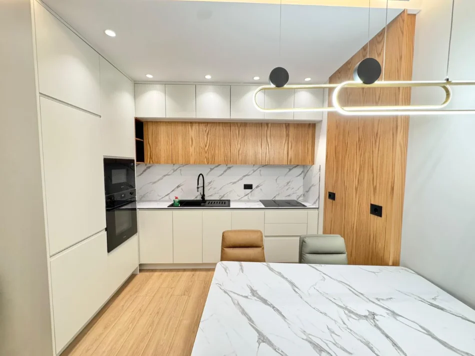 Tirane, jepet me qera apartament 1+1+Ballkon Kati 2, 85 m² 800 € 