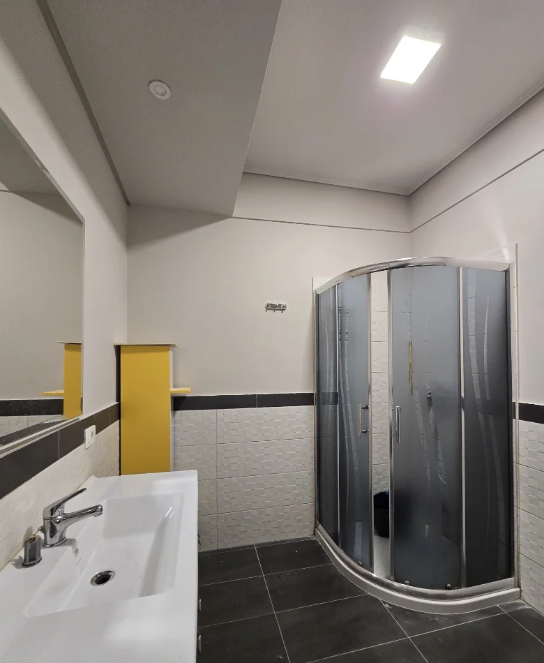 Tirane, jepet me qera apartament 2+1 , 125 m² 1.100 € 