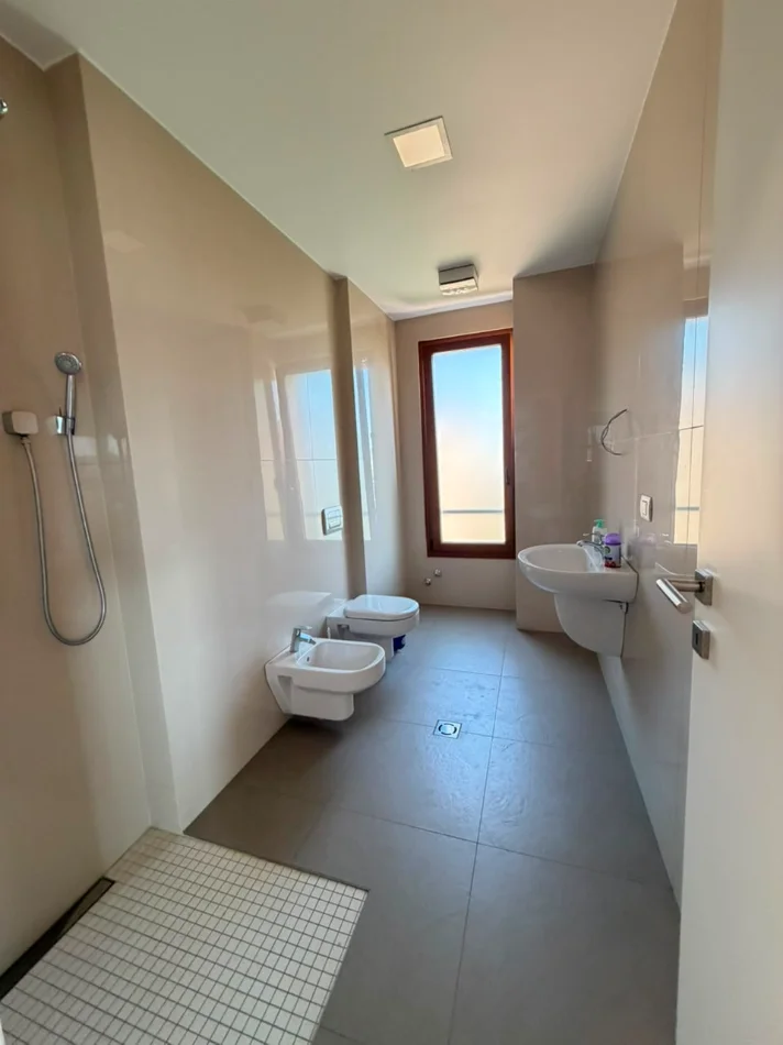 Tirane, jepet me qera zyre Kati 8, 200 m² 2.500 € (Hilton Garden Inn)