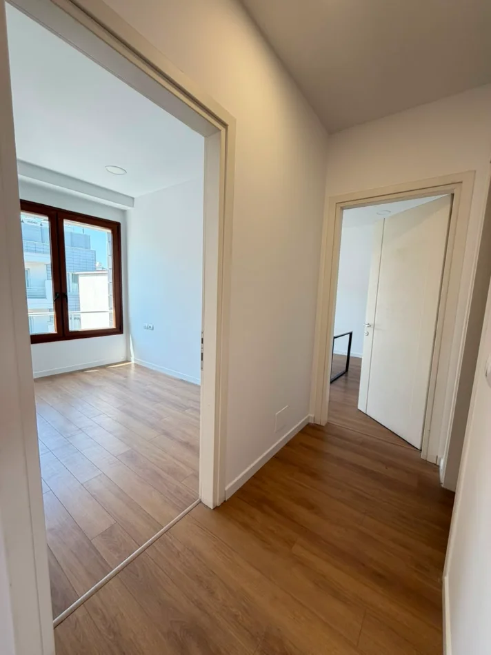Tirane, jepet me qera zyre Kati 8, 180 m² 2.500 € (Hilton Garden Inn)