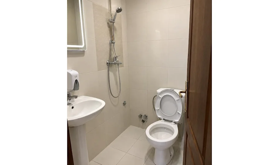 Tirane, jepet me qera zyre Kati 0, 80 m² 1.200 € 