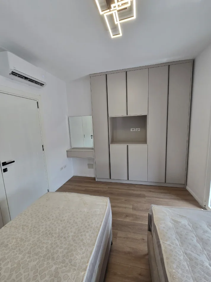 Tirane, jepet me qera apartament 2+1 , 150 m² 1.000 € 