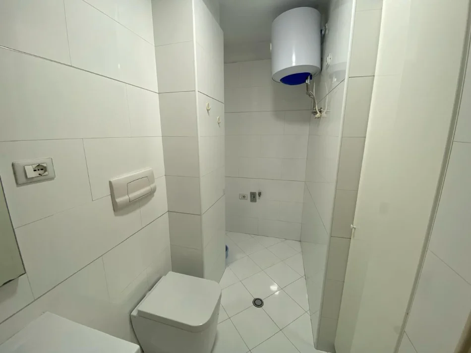 Tirane, jepet me qera zyre Kati 2, 104 m² 900 € (9-Kateshet)