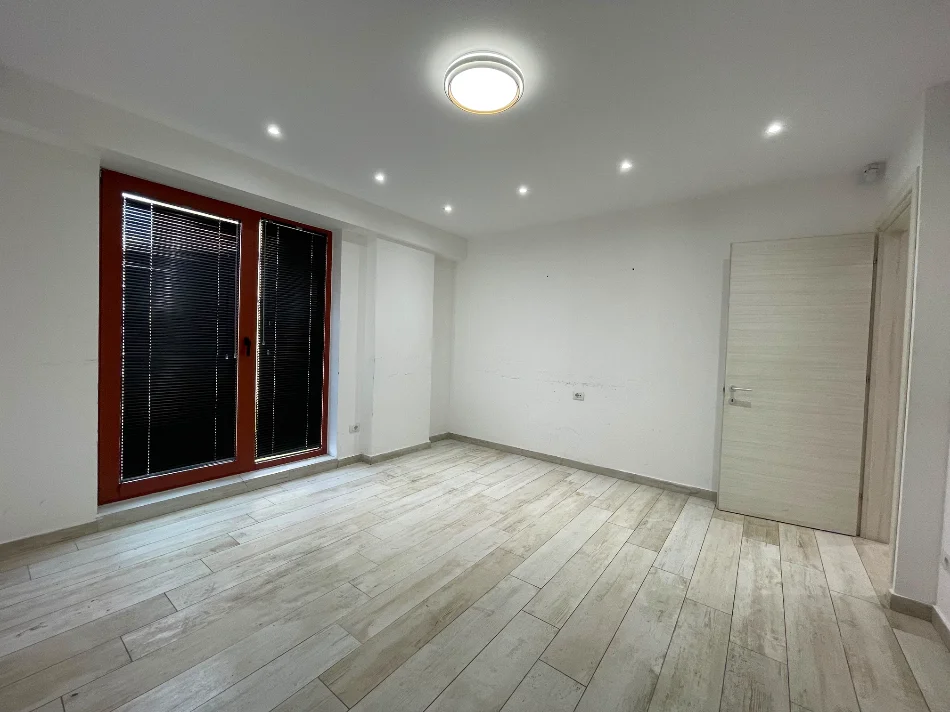 Tirane, jepet me qera ambjent biznesi Kati 5, 156 m² 2.500 € (Rruga e Kavajes)