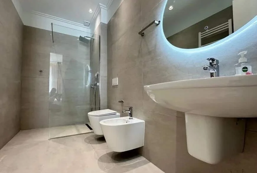Tirane, jepet me qera apartament 3+1 , 120 m² 2.000 € 