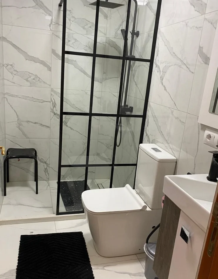 Tirane, jepet me qera apartament 2+1 , 70 m² 800 € 