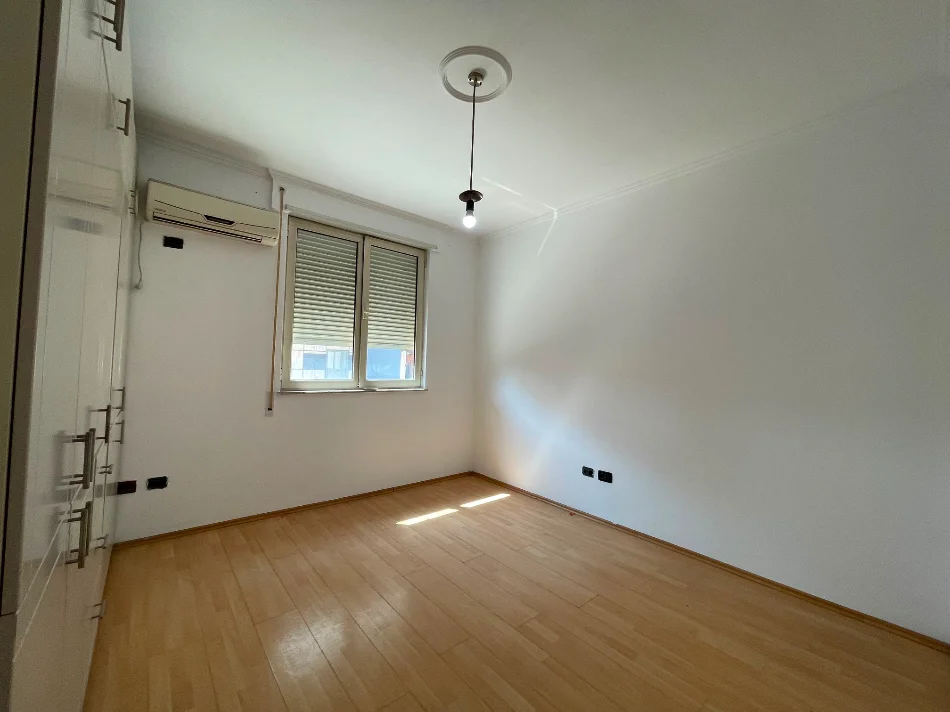 Tirane, jepet me qera apartament 2+1 Kati 3, 98 m² 700 € (Bulevardi Zhan Dark.)