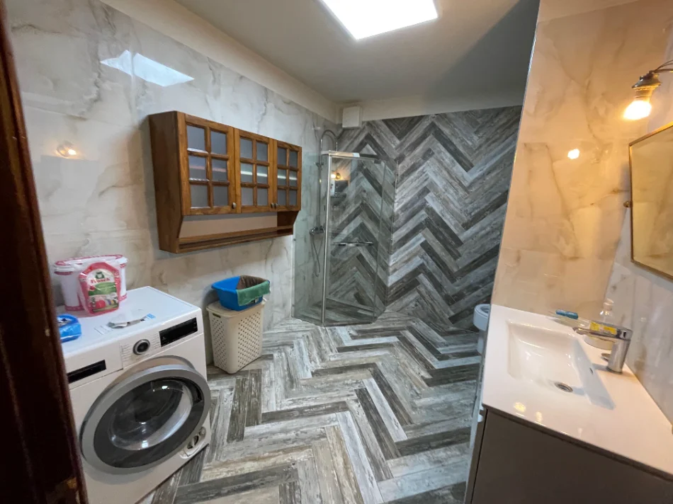 Tirane, jepet me qera apartament 1+1+Ballkon Kati 4, 550 € (Rruga Kosovareve)
