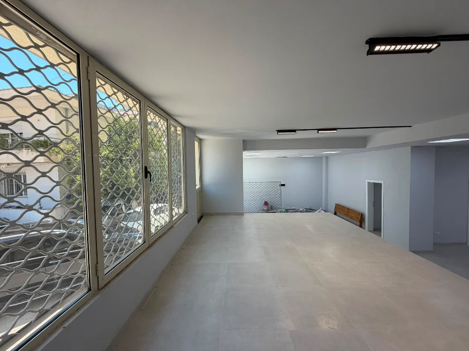 Tirane, jepet me qera ambjent biznesi Kati 0, 198 m² 1.000 € (Astiri)