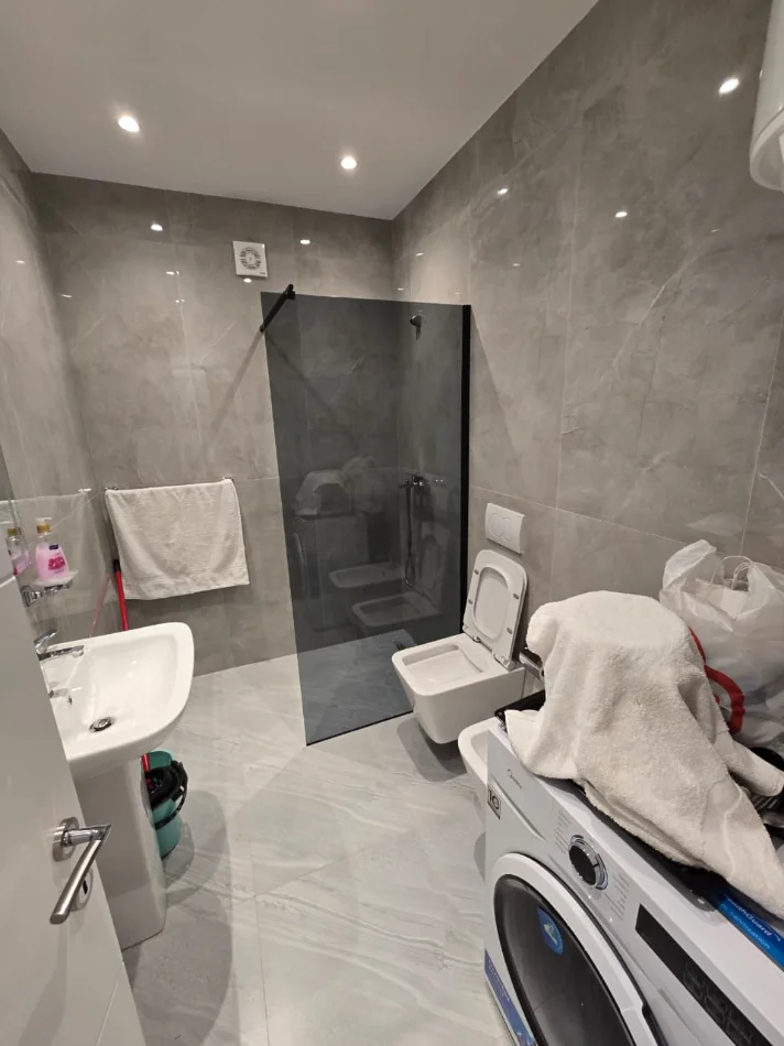 Tirane, jepet me qera apartament 1+1 , 80 m² 700 € 