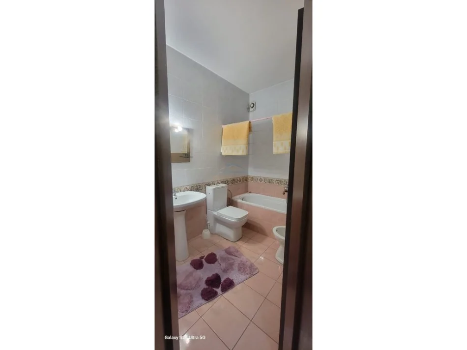 Tirane, jepet me qera apartament 2+1 Kati 8, 108 m² 900 € (Blloku)