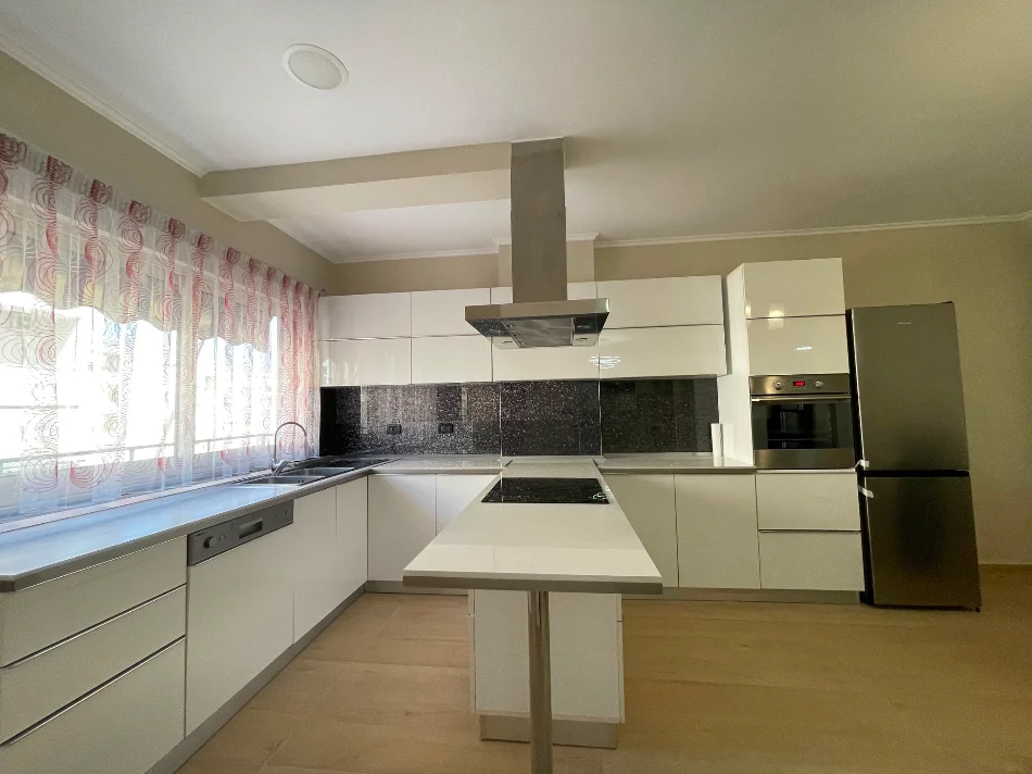 Tirane, jepet me qera apartament 2+1 Kati 3, 110 m² 800 € (Komuna e Parisit)