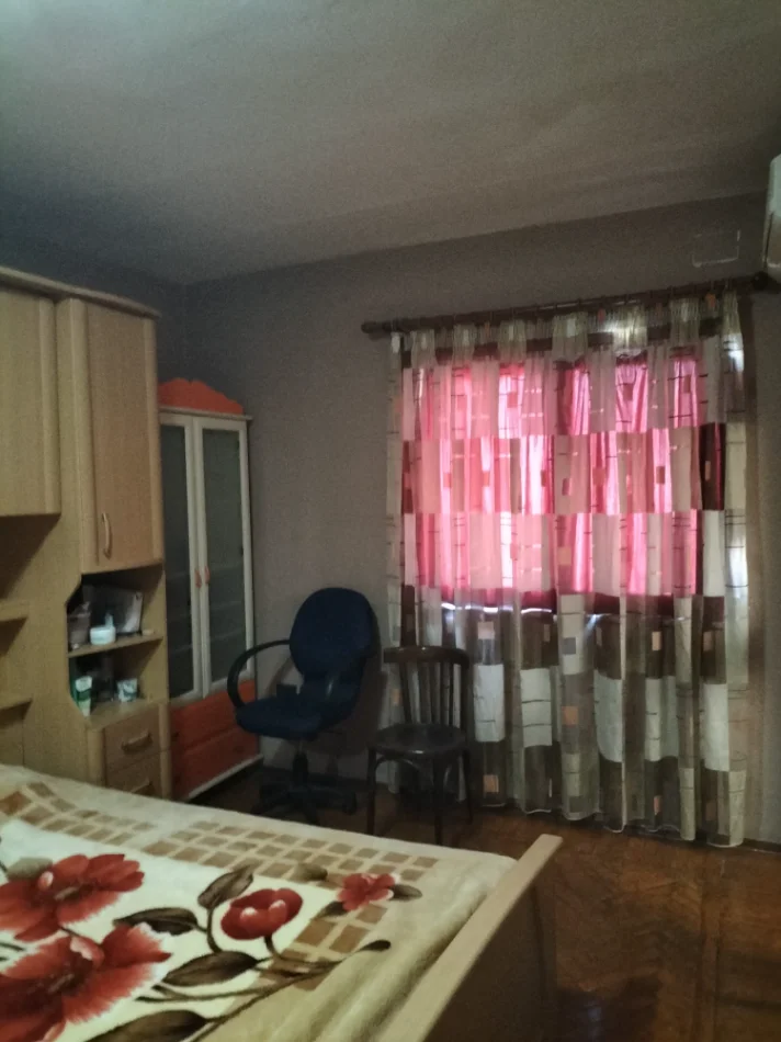 Tirane, jepet me qera apartament 2+1+Ballkon Kati 4, 85 m² 600 € (Shkolla e Kuqe/)