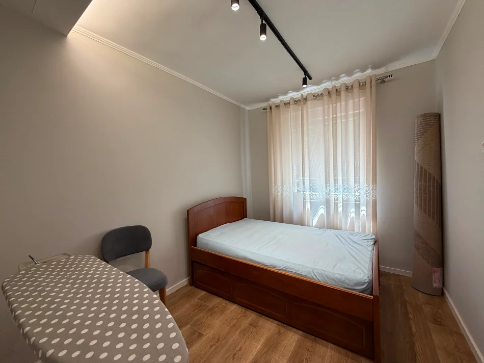 Tirane, jepet me qera apartament 2+1 Kati 1, 65 m² 600 € (Harry Fultz)