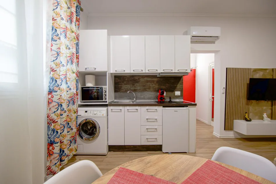 Tirane, jepet me qera apartament 1+1+Ballkon , 650 € (Sheshi Willson)